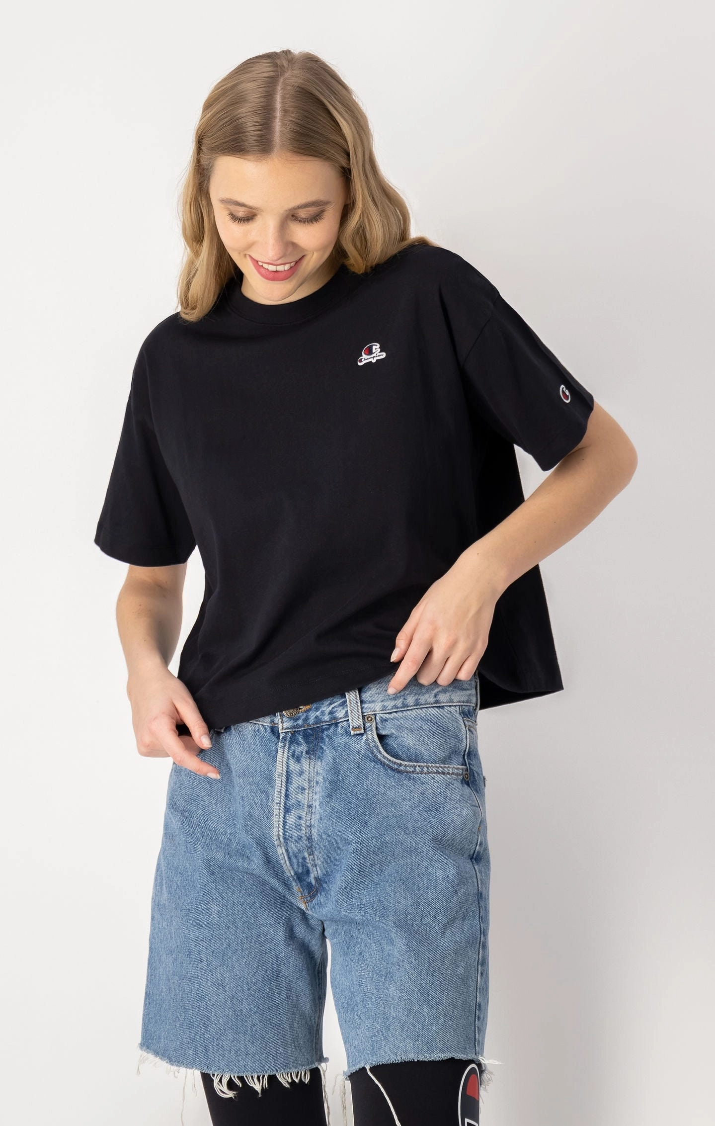 Kurzes T-Shirt mit großem Logo-Schriftzug