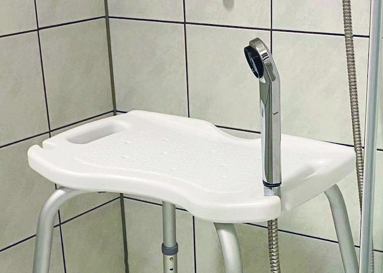 Duschstuhl mit Brause-Halterung