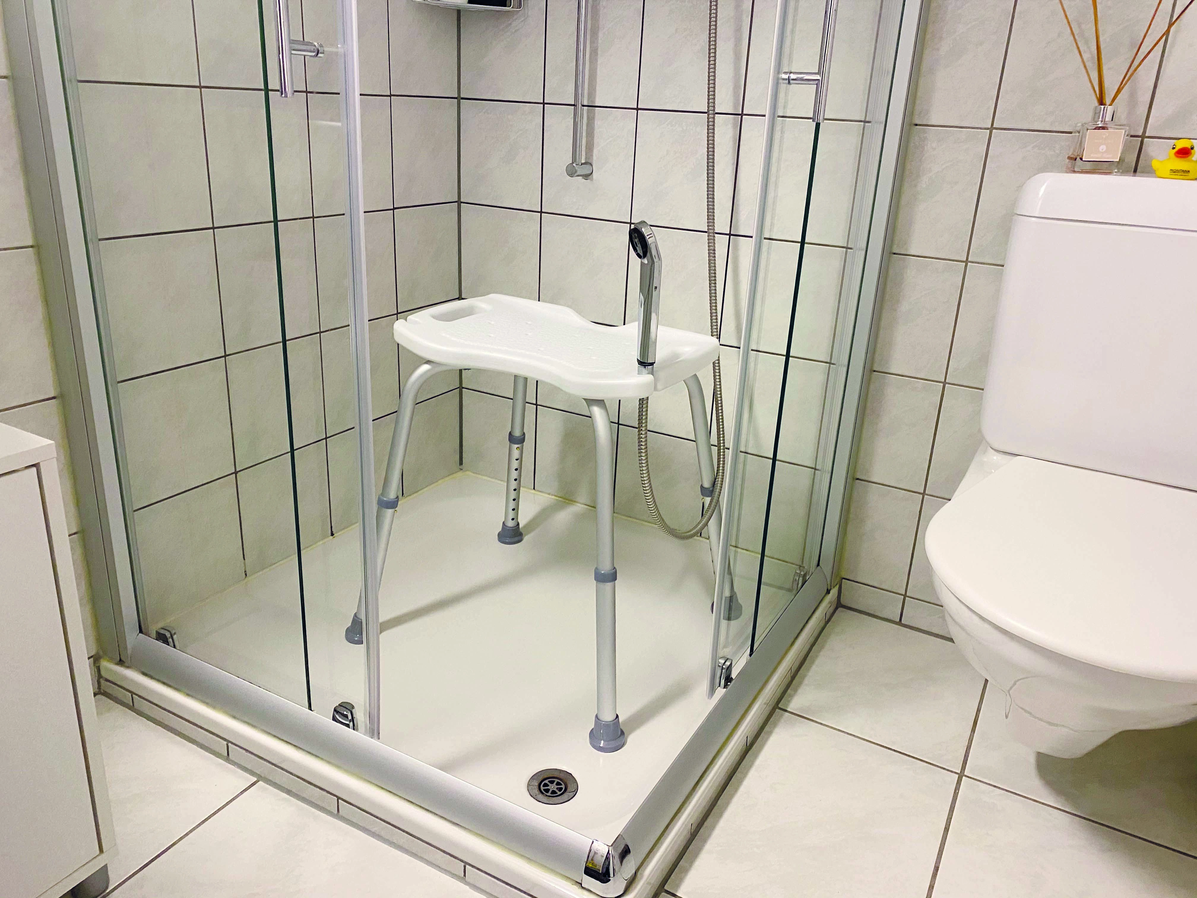 Duschstuhl mit Brause-Halterung